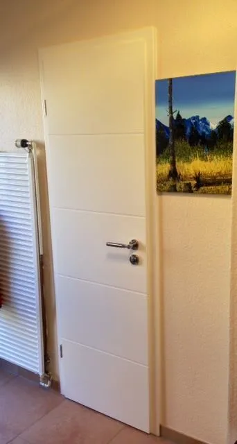 Zimmertür Weißlack 9010 mit 4 queren Fräsungen Modell Verona Bauvorhaben Maintal Wachenbuchen