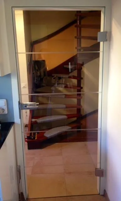 Glastür mit Sandstahlung 4 mattierte Streifen Bauvorhaben Maintal Wachenbuchen