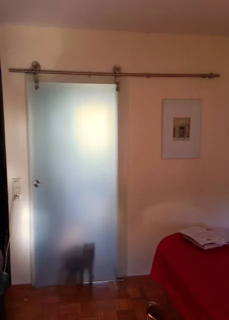 Glasschiebetür vor der Wand laufend mit Sandstrahlung Bauvorhaben Maintal Wachenbuchen