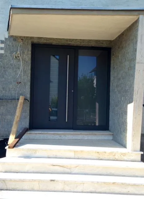 Haustür mit Seitenteil Aluminium Haustür mit Ausschnitt verglast in Satinato 3 Fach Verglasung mit Blendrahmen in RAL 7016 Anthrazitgrau Seitenteil Satinato 3 fach verglast von Groke Bauvorhaben in Hanau Steinheim