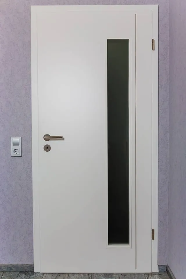 Weißlack glatte Tür mit schmalem Lichtausschnitt Vinyl Boden in Fliesenoptik Bauvorhaben Gründau Mittelgründau