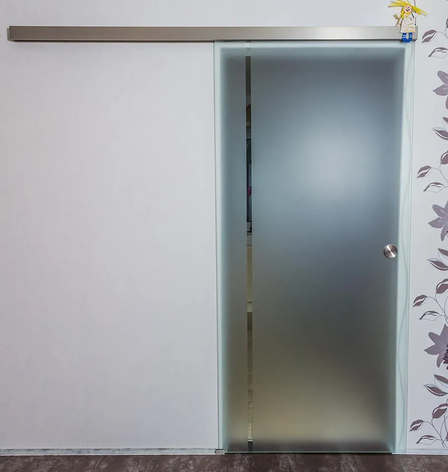 Glasschiebetür vor der Wand laufend Satinato mit klarem senkrechtem Streifen Bauvorhaben Gründau Mittelgründau