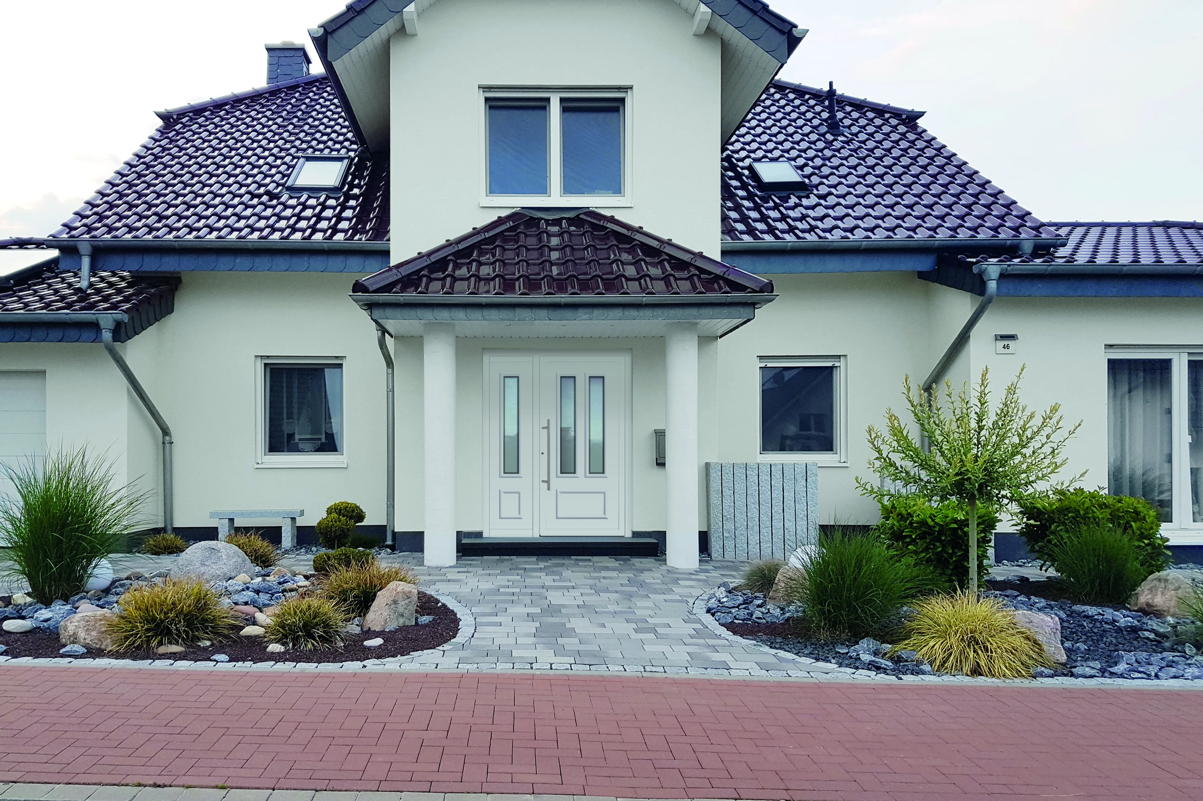 Aluminium-Haustür Modell KAT22892 Groke Seitenteil mit Füllung Satinato weiß verglast mit klarem Rand RAL 9016 Verkehrsweiß FS