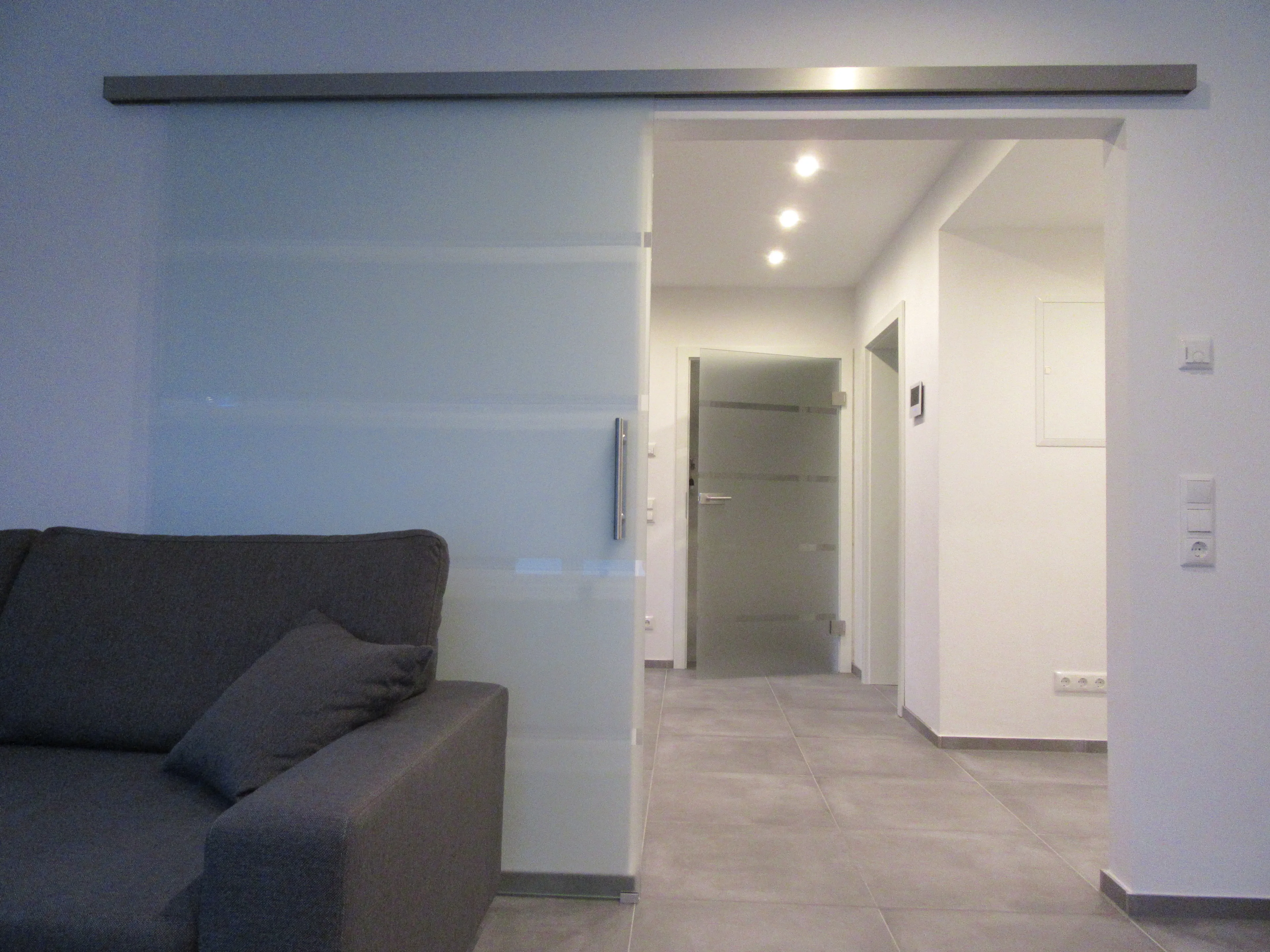 Glas Schiebetür vor der Wand laufend mit Siebdruck Motiv 4 Klare Streifen Bauvorhaben Langenselbold