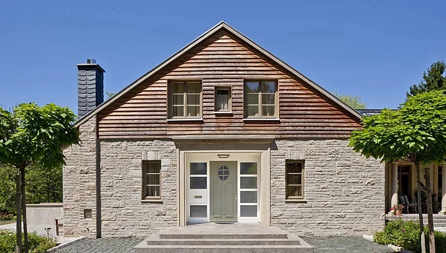 Holz Haustür mit Glas Sonderbau einer Leistentür mit Ovalem Glaseinsatz Satinato weiß und Sprossen lackiert in RAL 7001 silbergrau