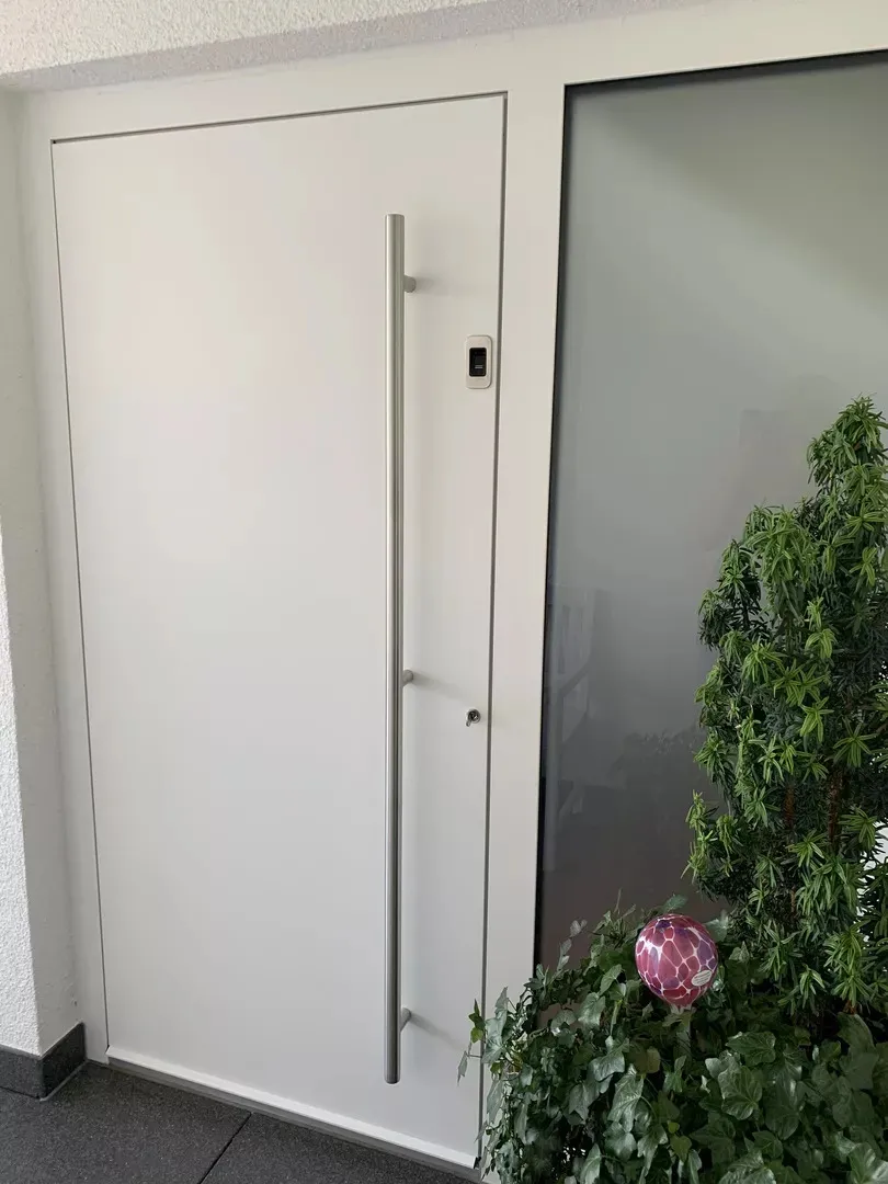 Haustür Aluminium mit Seitenteil RC2 geprüft in RAL 9016 Feinstruktur weiß Bauvorhaben Kefenrod Bindsachsen