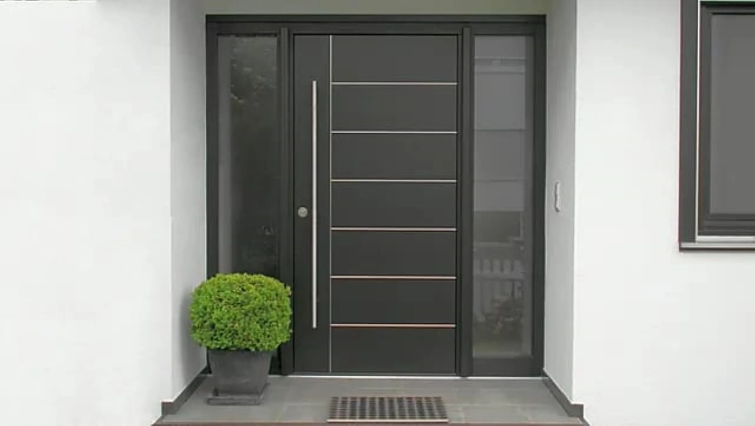 Hefro Haustür aus Holz mit zwei Seitenteilen Oberfläche Eiche RAL 7016 Anthrazitgrau Blendrahmen in RAL 7016 Anthrazitgrau