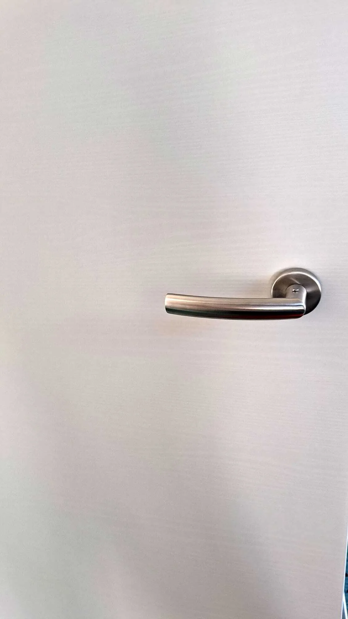 Tür Brillantweiss quer Griff Edelstahl Tür Brillantweiss quer Griff Edelstahl