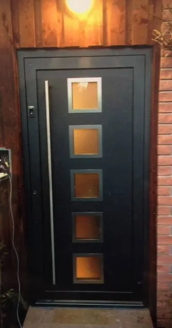 Haustür Aluminium Anthrazitgrau RAL 7016 mit Fingerscan RC 2 geprüft Stangengriff 1600 mm lang von Groke Modell E 11 Bauvorhaben Steinau